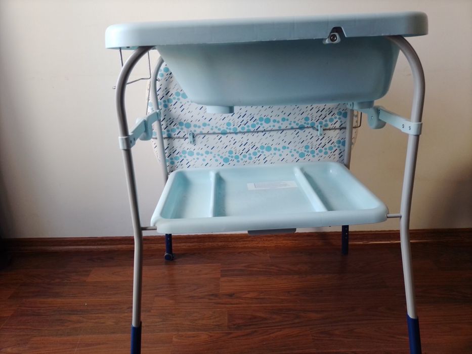 Дитячий пеленальний столик і ванночка Chicco