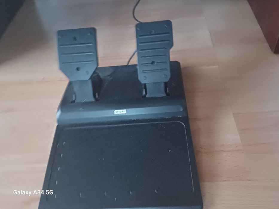 Sprzedaje kierownicę ps5 używaną