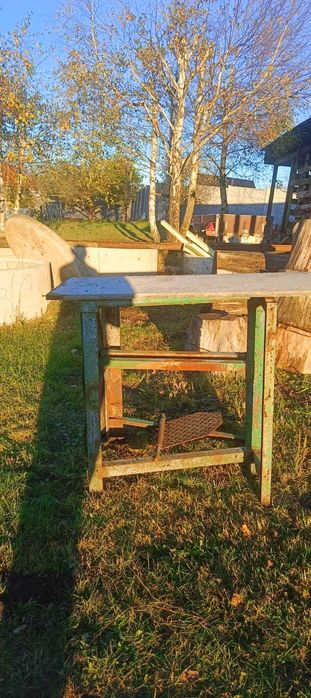 Ciężki metalowy stół / podstawa pod maszynę – solidna konstrukcja