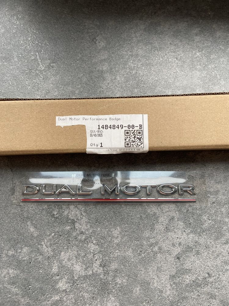 емблема dual motor performance Tesla model Y