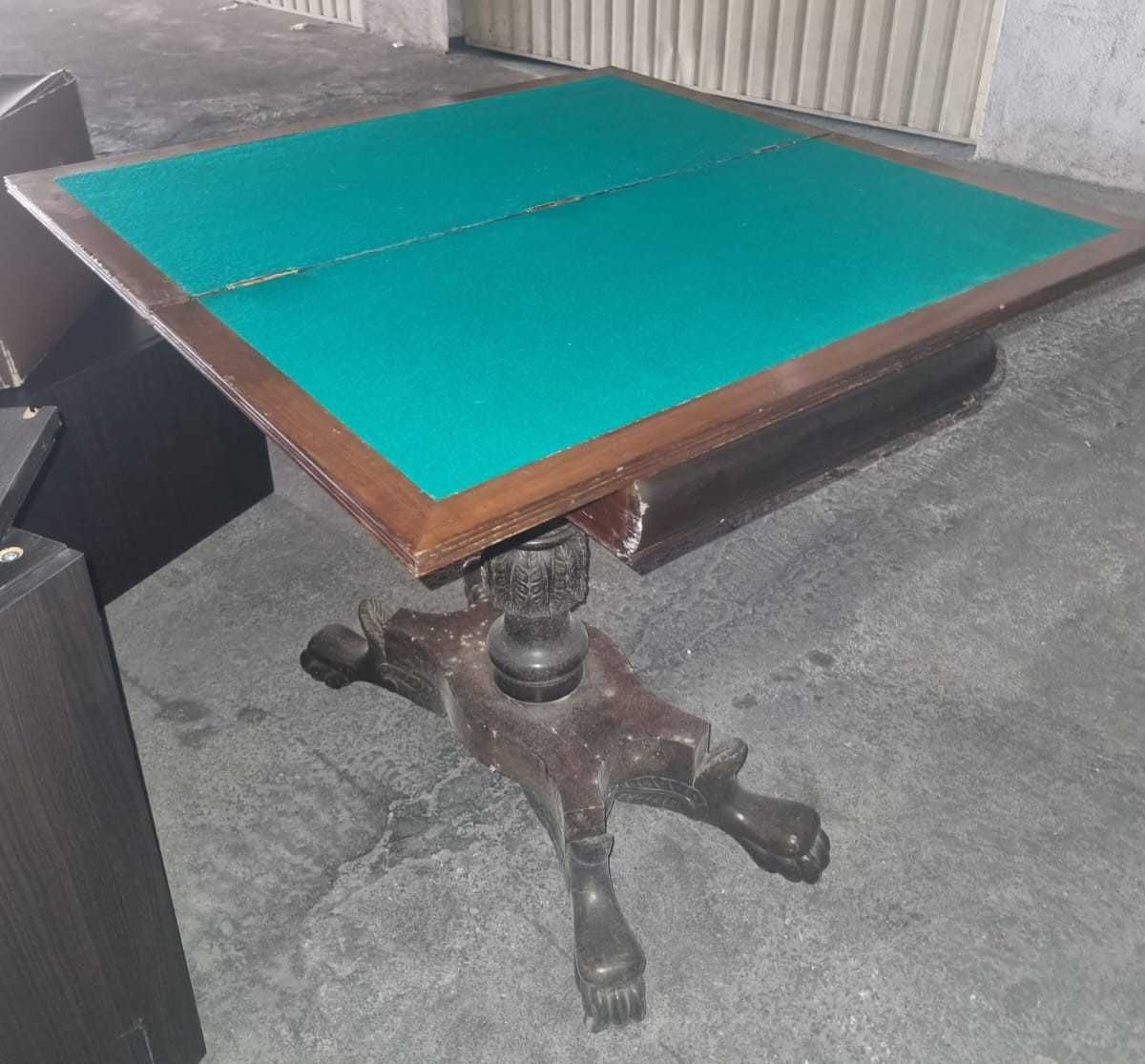 Mesa de jogos em madeira