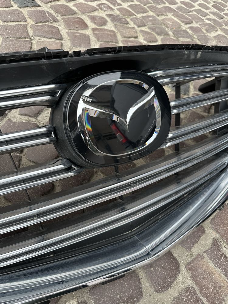 Решітка, емблема, подіум, значок на Mazda CX-9