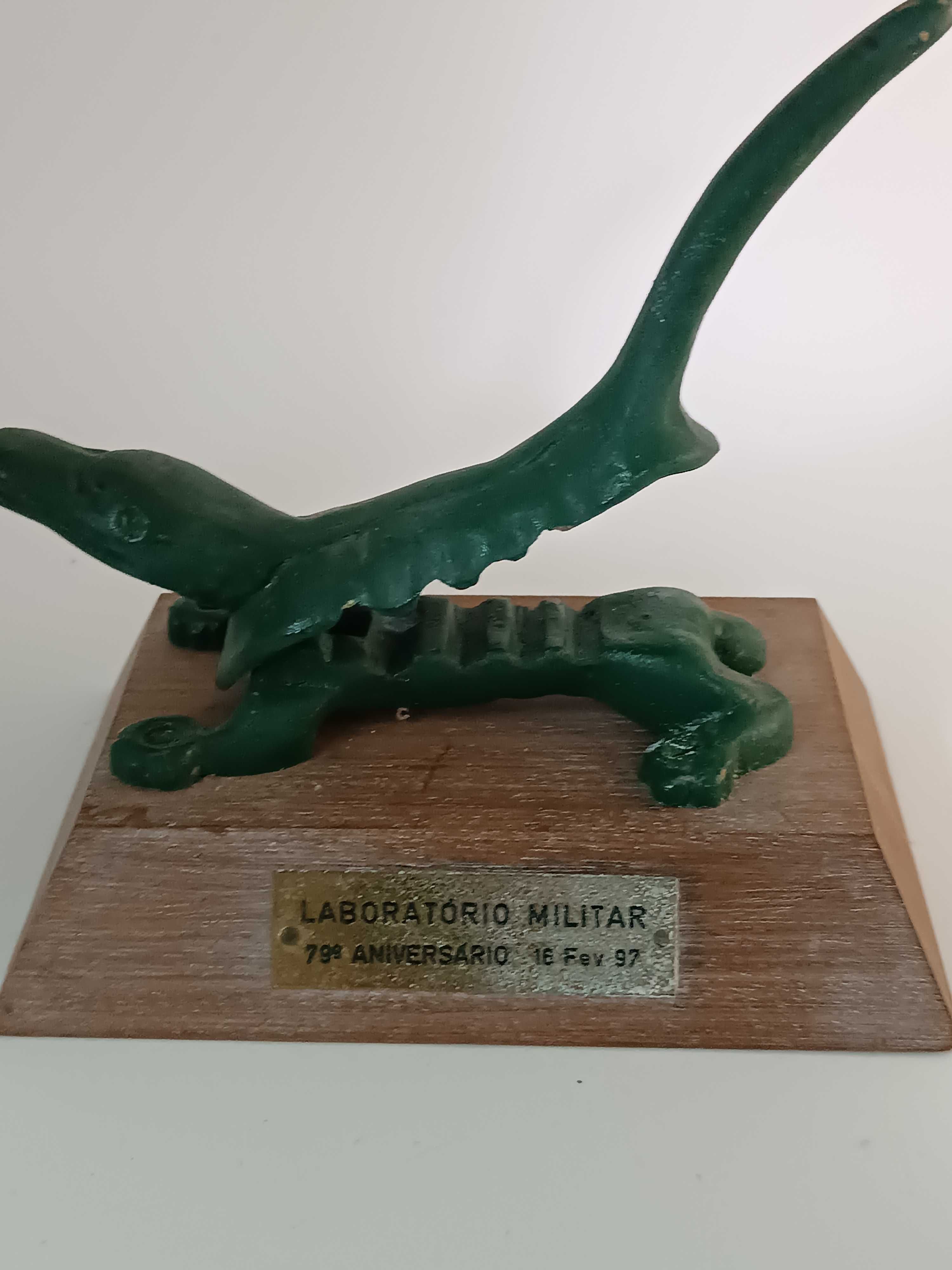 Raro e curioso trofeu com quebra nozes crocodilo em ferro fundido