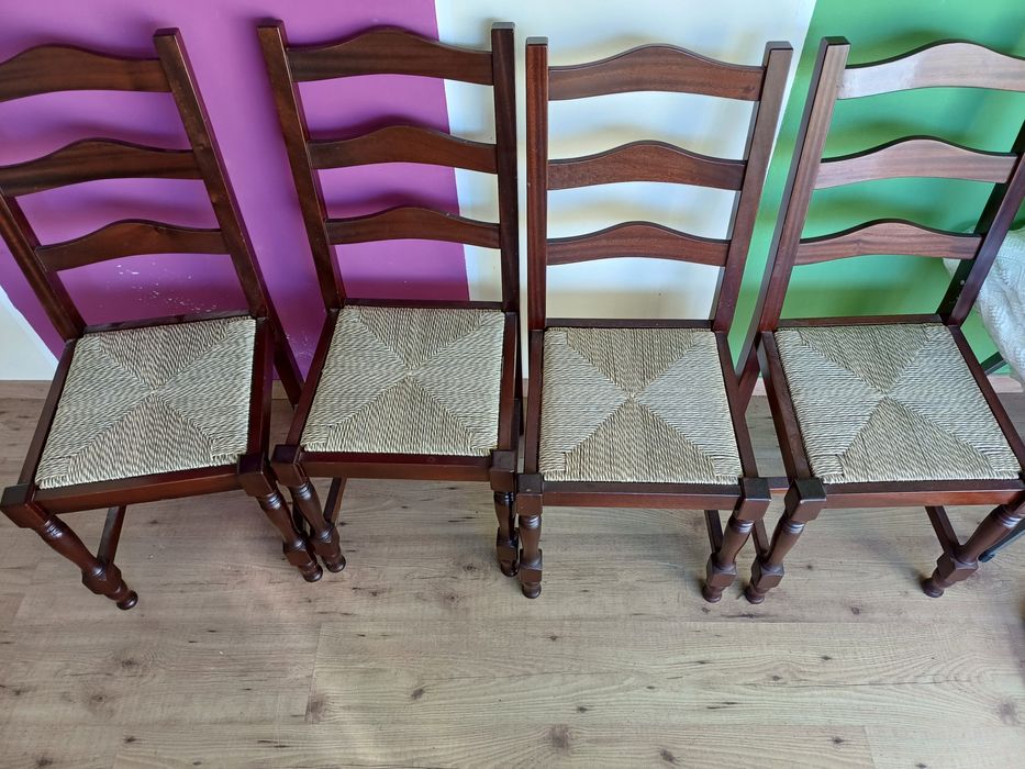 4 cadeiras muito bem estimadas