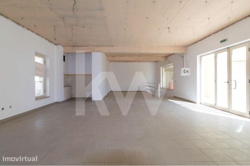 Loja para comercio e serviços no centro de Mafra, com 2 pisos e 2 Wc`s