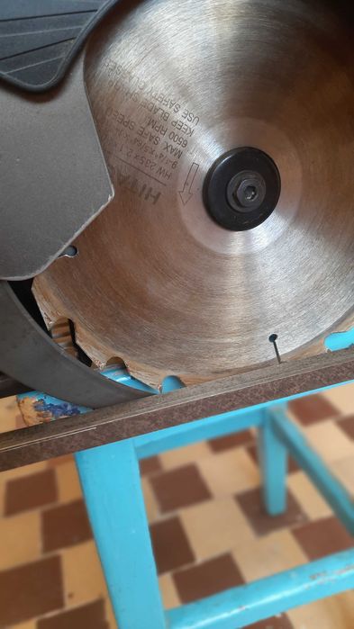 Ручна циркулярна дискова пилка Hitachi C9U2