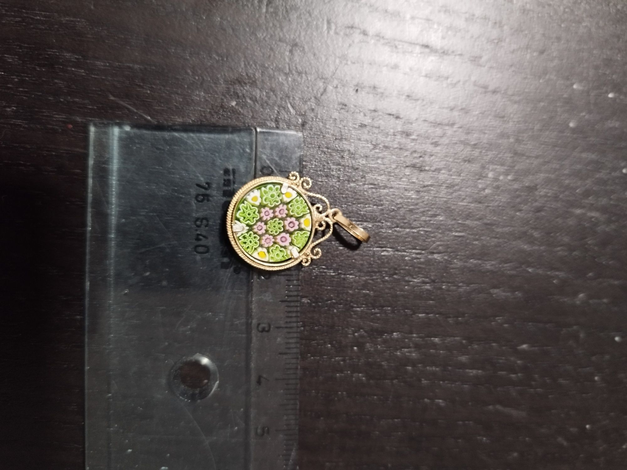 Medalha com murano ao centro e aro dourado em prata 925