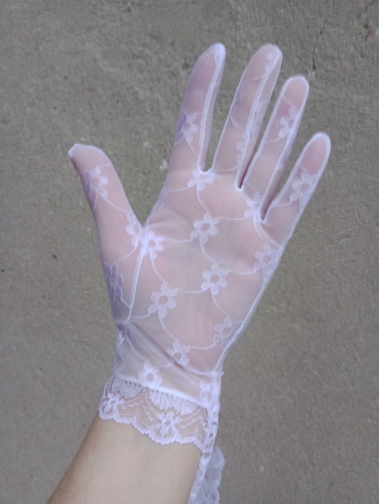 Haftowane rękawiczki białe krótkie