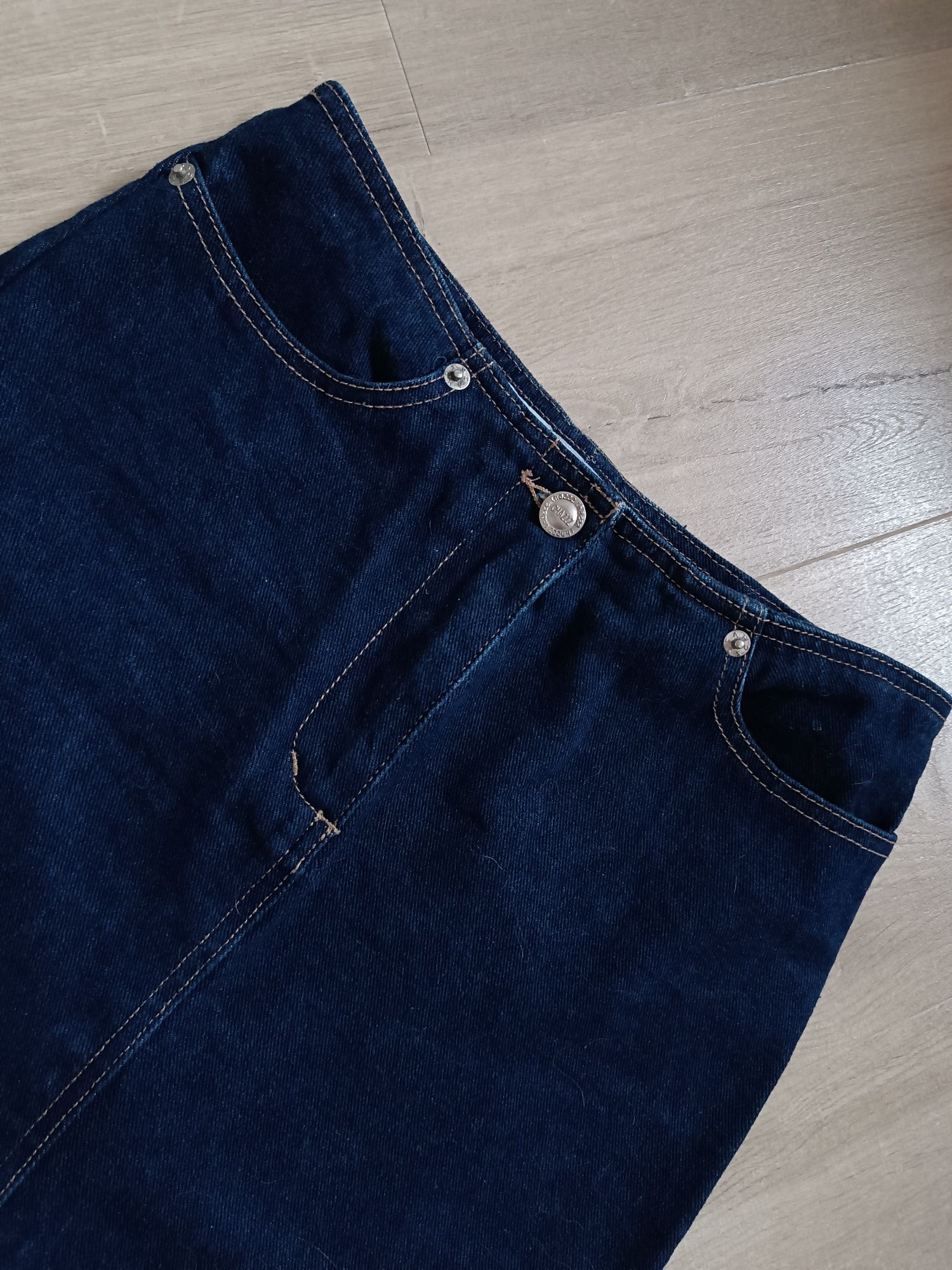 Ołówkowa spódnica jeansowa z rozcięciem midi spódnica jeans