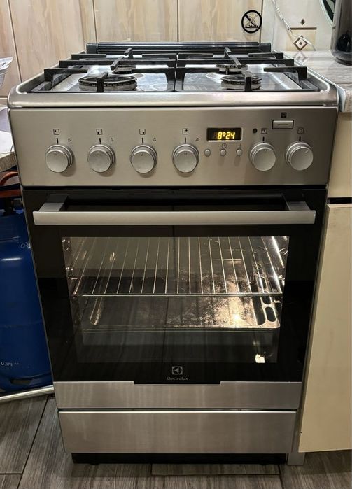 Плита кухонна газова з електродуховкою Electrolux EKK54956.. Срібна.
