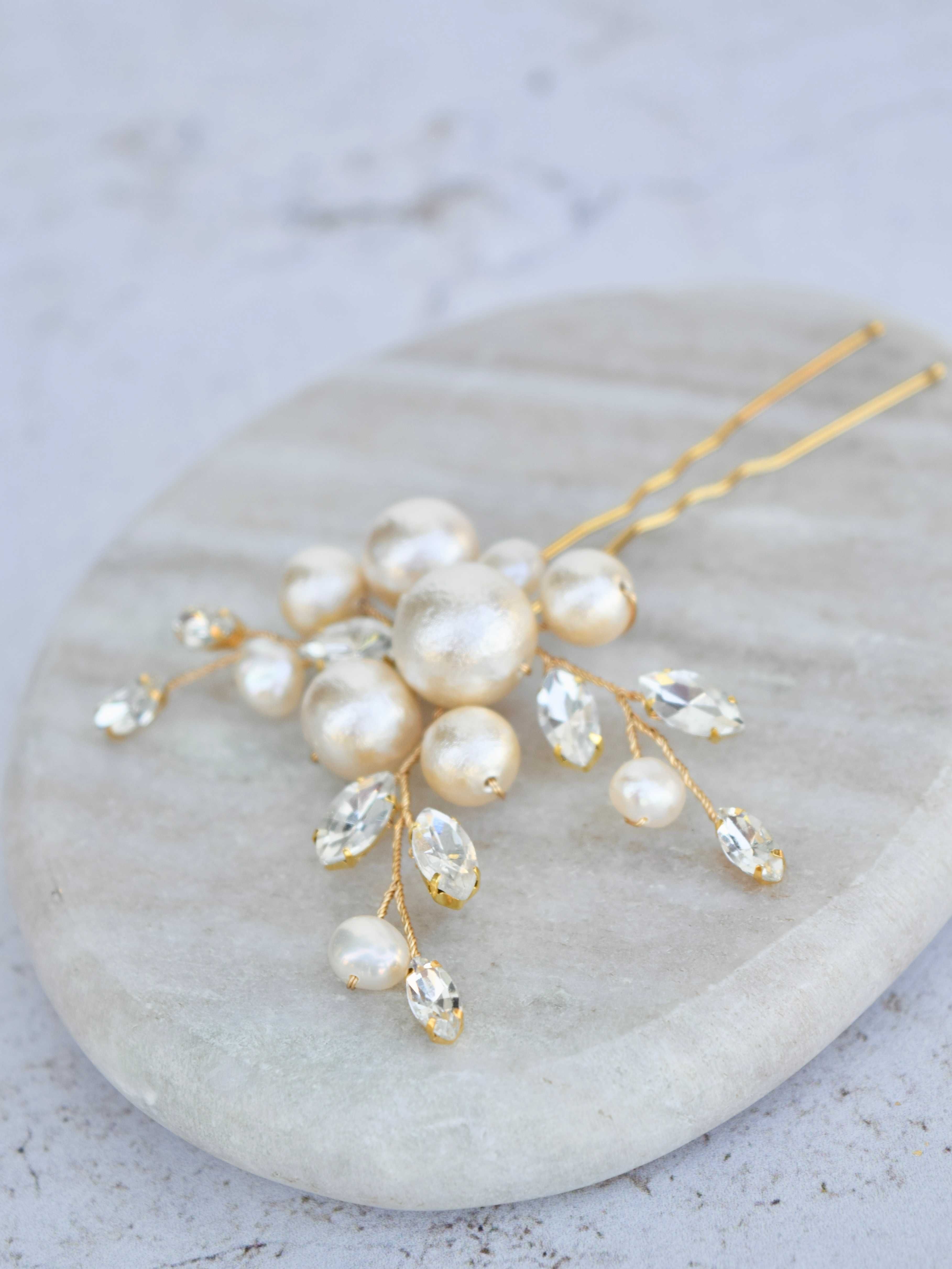 Złota kokówka z beżowymi perłami japońskimi i kryształkami