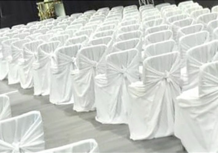 Оренда весільних білих унеаірсальних чохлов на стільці для банкетів