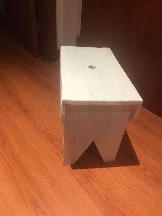 Banco em mogno outro pinho pintado branco