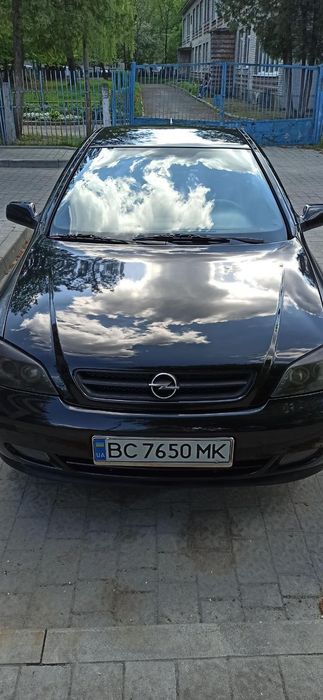 Продаєця авто опель