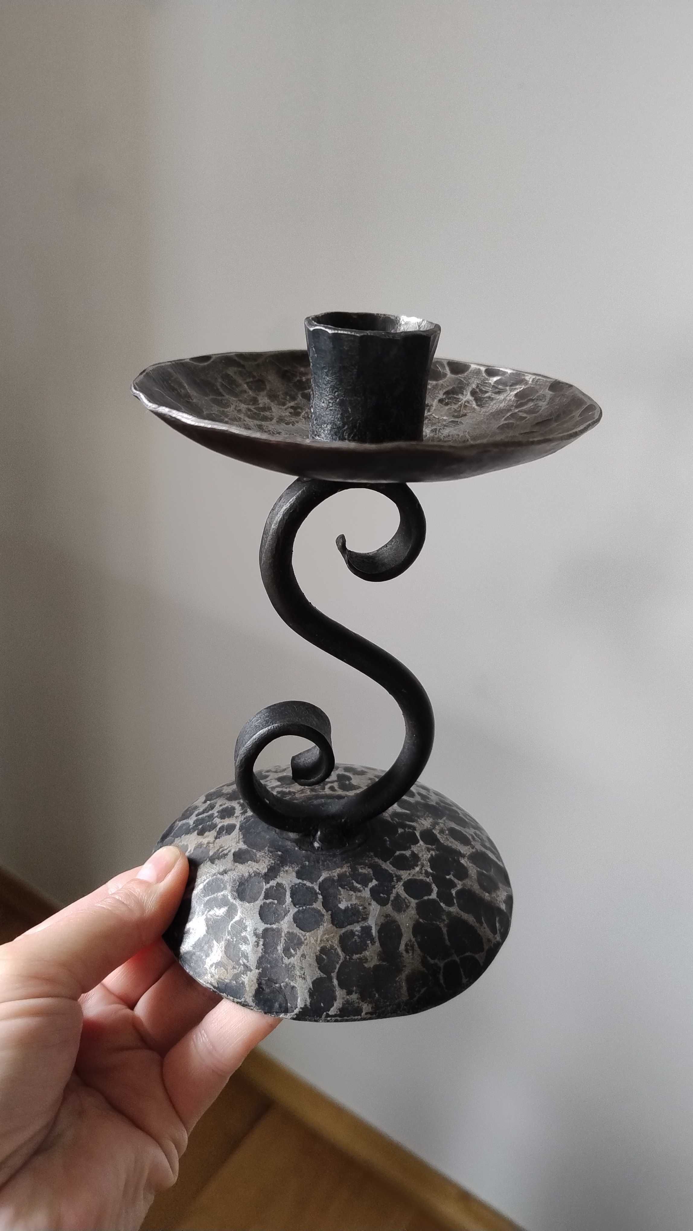 Ręcznie kuty żelazny świecznik / wys. 15 cm