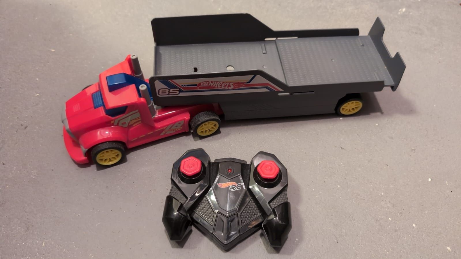 Zdalnie sterowana laweta Hot Wheels