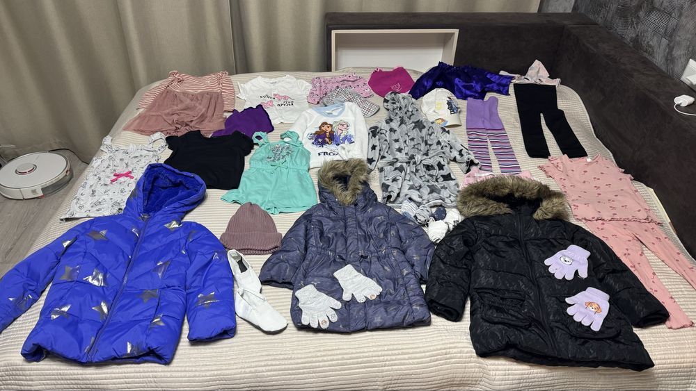 Продам великий пакет речей для дівчинки 3-4 роки