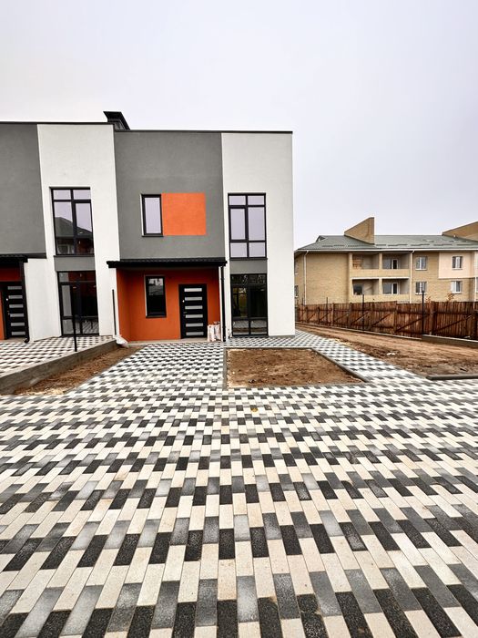 Таунхаус великою ділянкою.