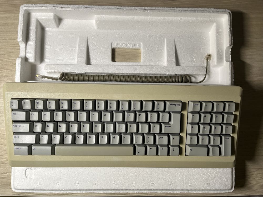 Apple Macintosh Plus 1989 року (ретро комп’ютер)