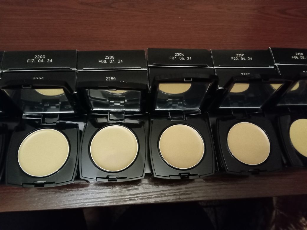 Kremowo-pudrowy podkład w kompakcie Avon True-odcienie dostępne na zdj