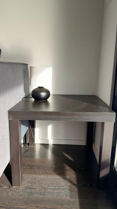 Vendo DUAS mesas de apoios e DOIS candeeiros de mesa = 4 itens