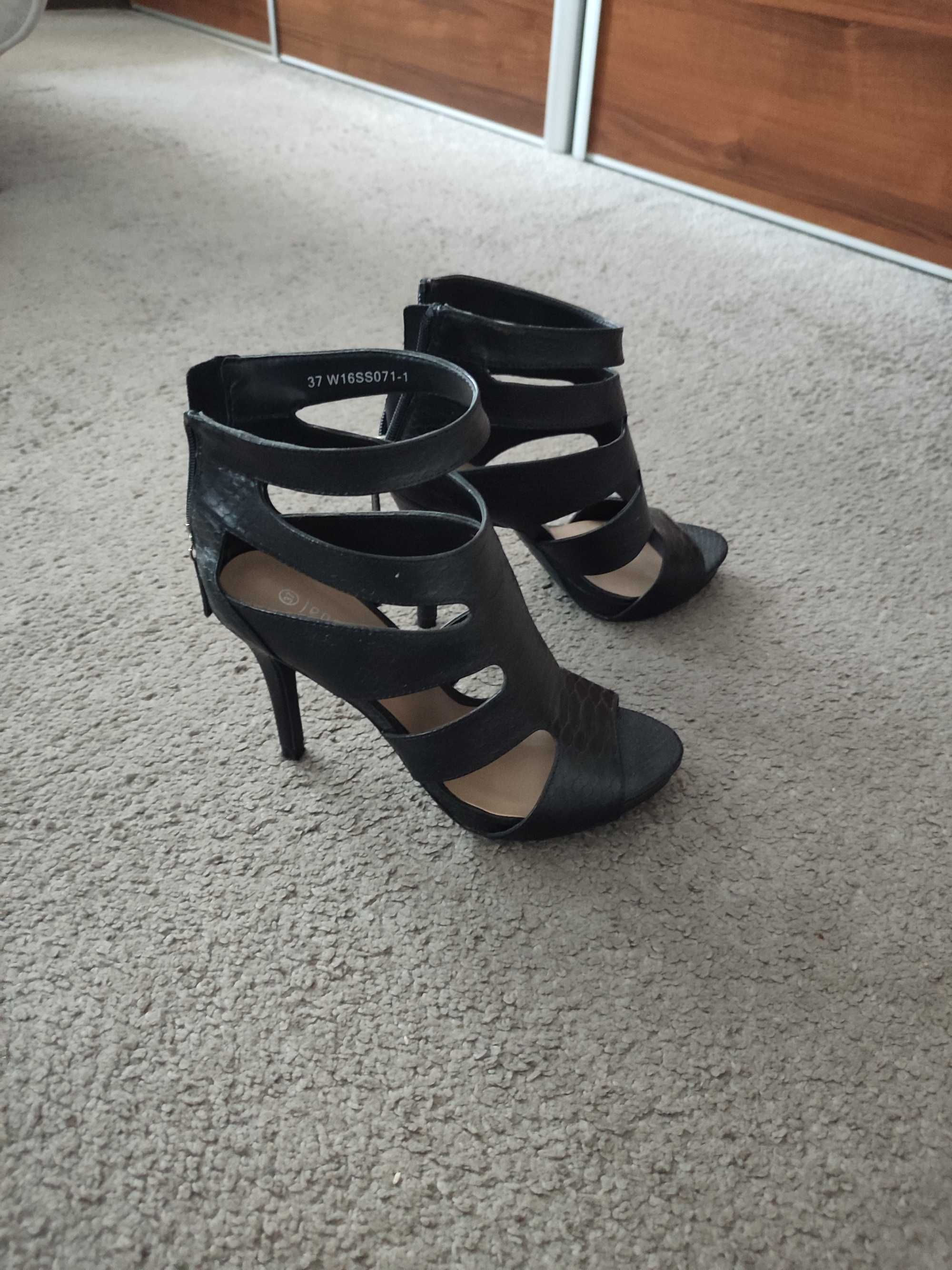 Sprzedam buty damskie.
