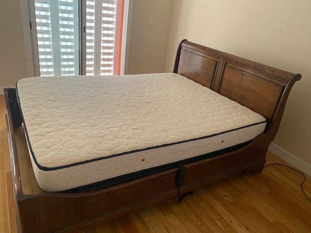 Cama de Casal Articulada e Aparador de Entrada