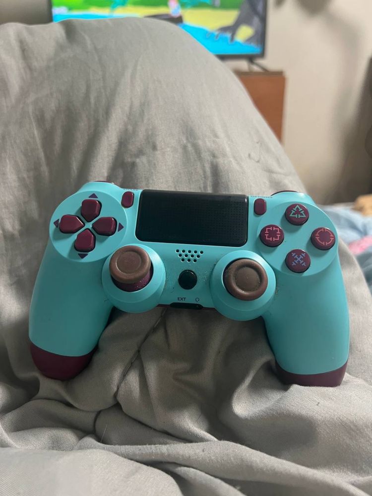 Продам playstation 4 slim 1tb с 2 джойстиками