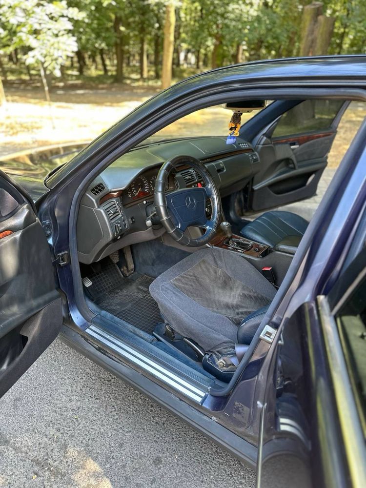 Mercedes-Benz W210