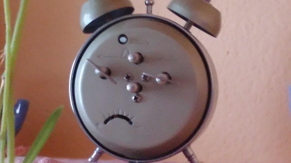 Mały mechaniczny budzik do naprawy lub na części !!