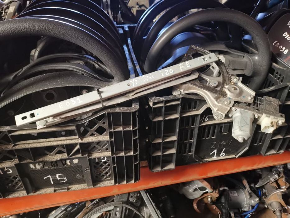 HYUNDAI I20 ELEVADOR FRENTE ESQ E031