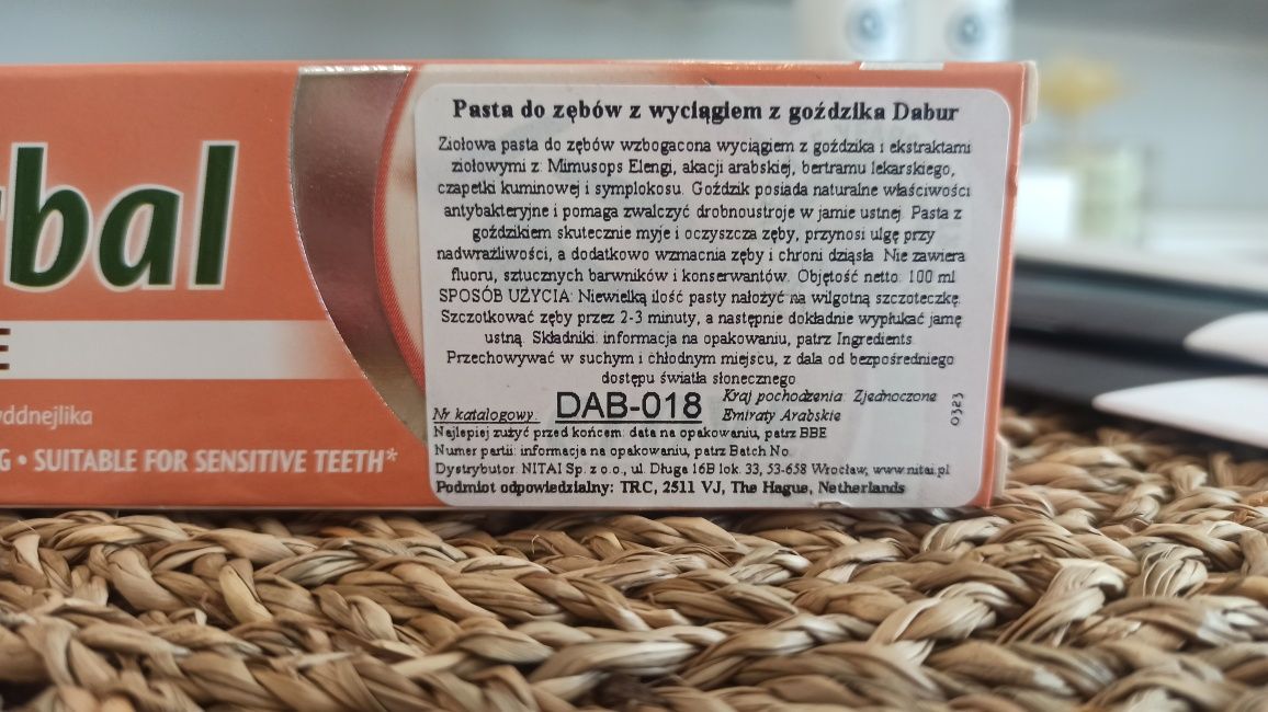 Pasta do zębów z goździkami