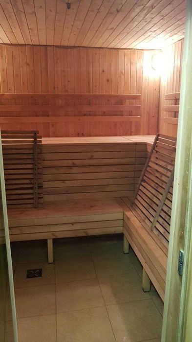 Будівля на фасаді дороги під комерційну діяльність: магазин, СТО, тощо