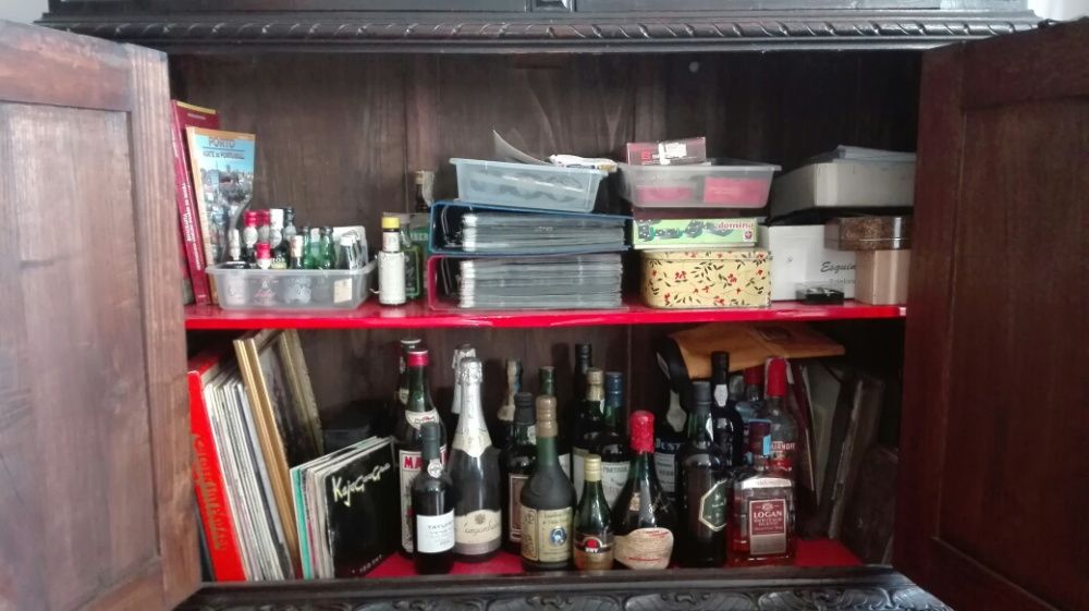 Armário antigo em bom estado