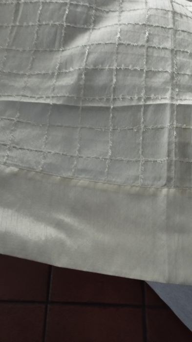 Toalha quadrada com fios dourados