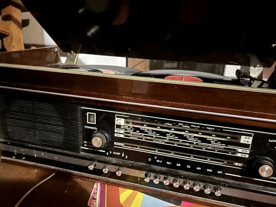 вініловий програвач (радіола) + вініл платівки