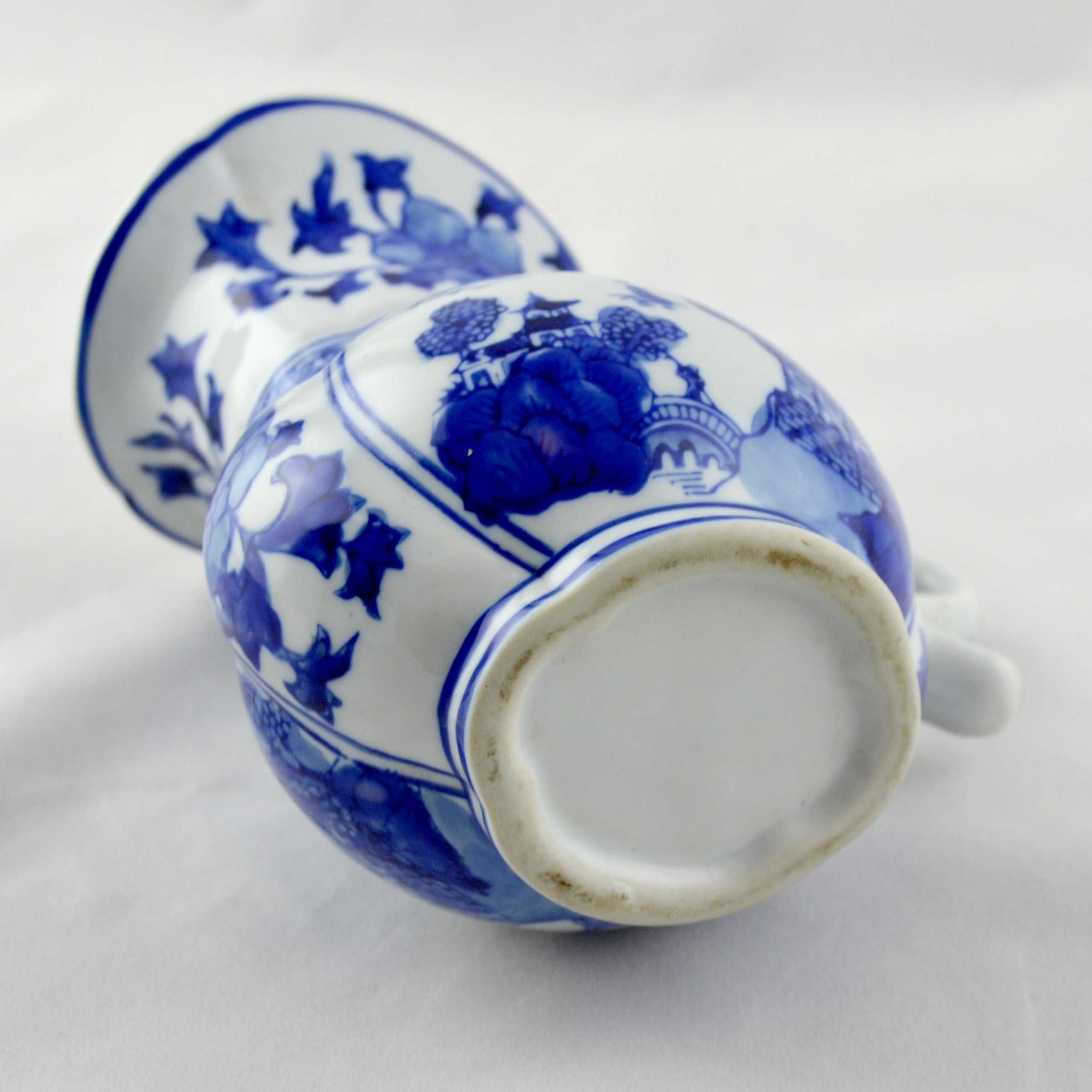 Jarro Porcelana da China Azul e Branco decorado com flores e pagodes