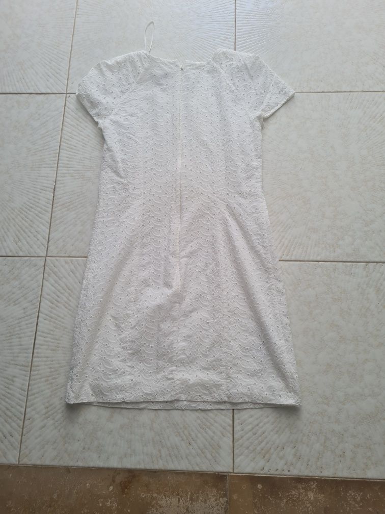 Vestido branco com um padrão