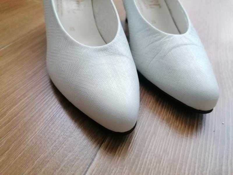 Білі туфлі човники шкіра бренду Hogl