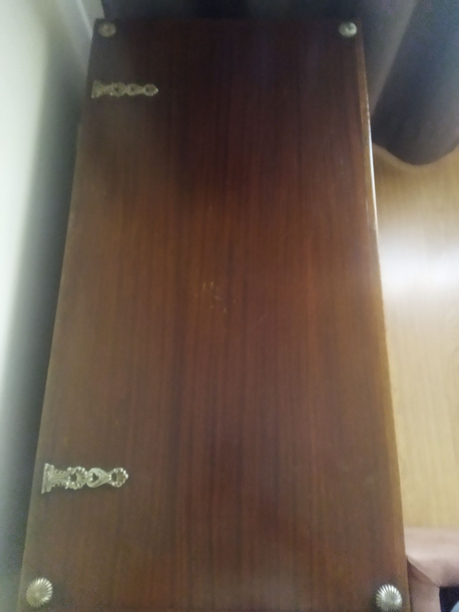 Arca de madeira em castanho para guardar roupa ou outra coisa