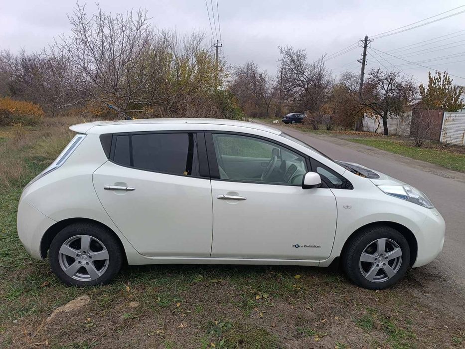 Продам свіжопригнаний Nissan Leaf  2012.батарея 9 палок!!!