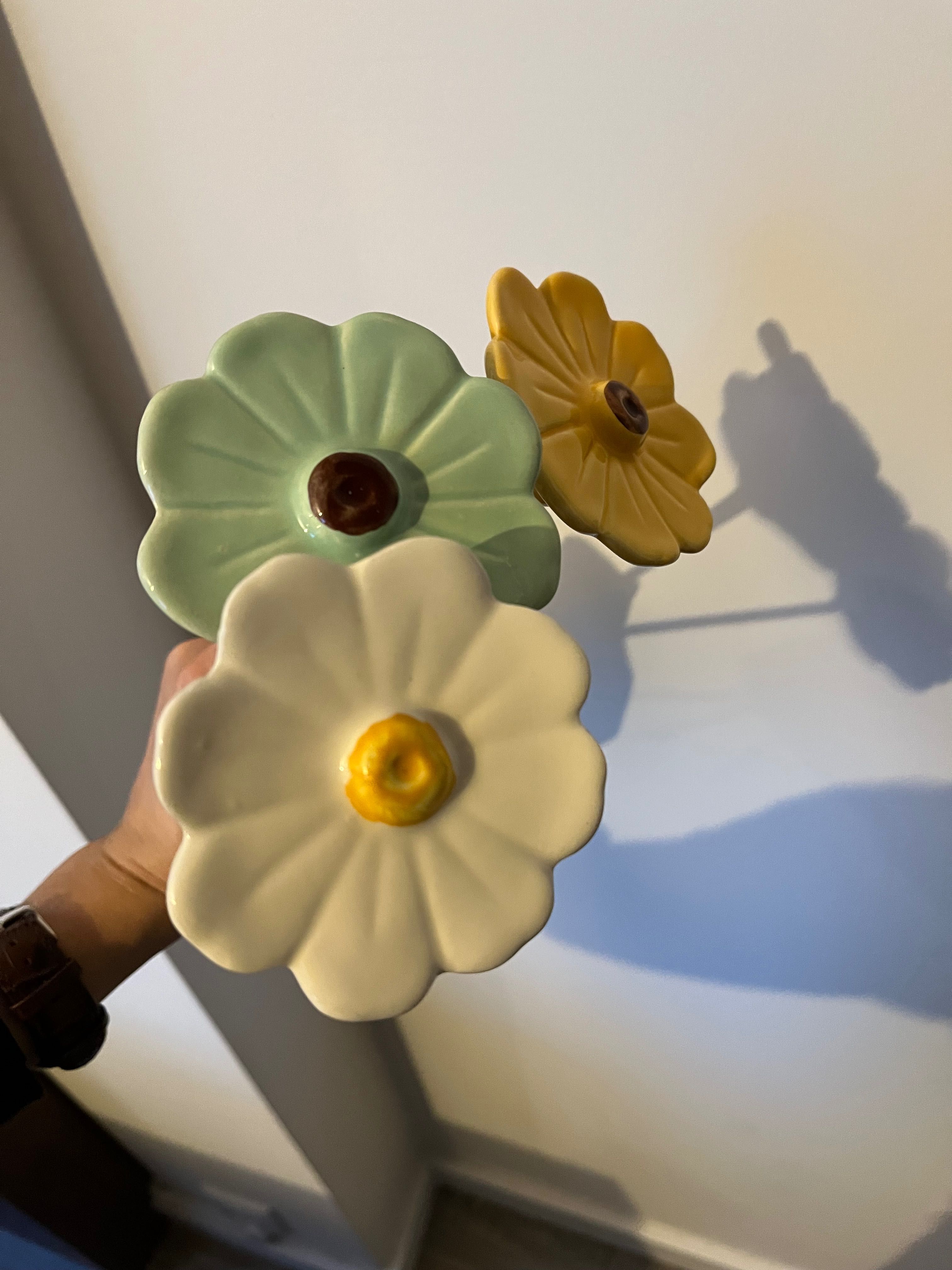 Peça de decoração - 3 flores de cerâmica