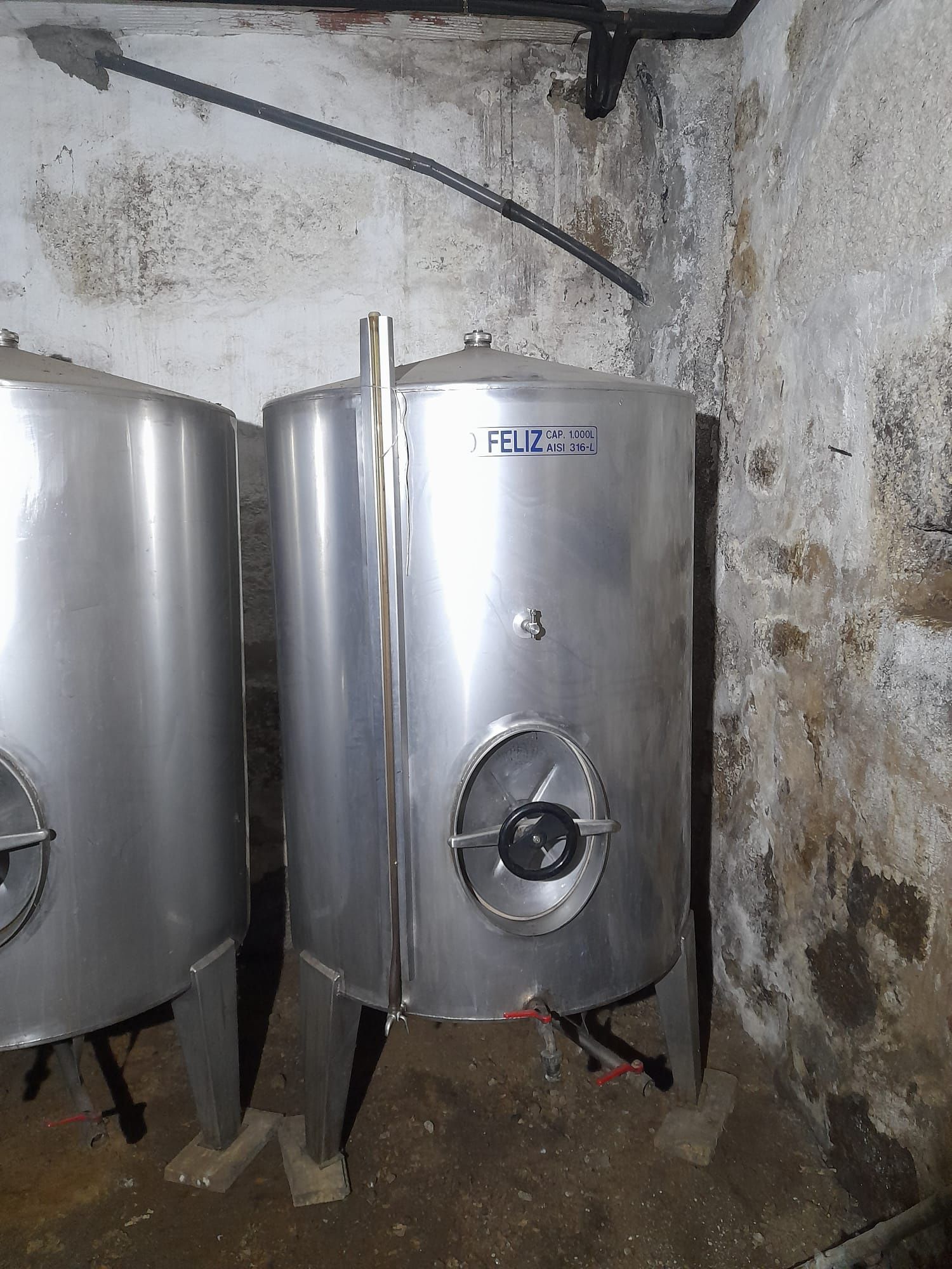 Cubas metálicas e dornas de plástico