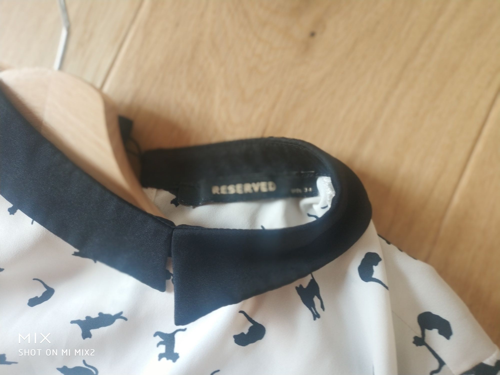 bluzka z kołnierzykiem w koty i bluza z futerkiem quecha