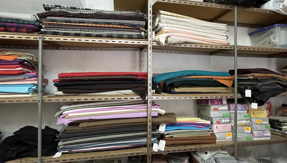 Tecidos, botões, linhas, roupa, lãs, meias de vidro e collants, fechos