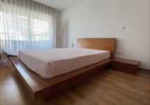 Cama em madeira com estrado