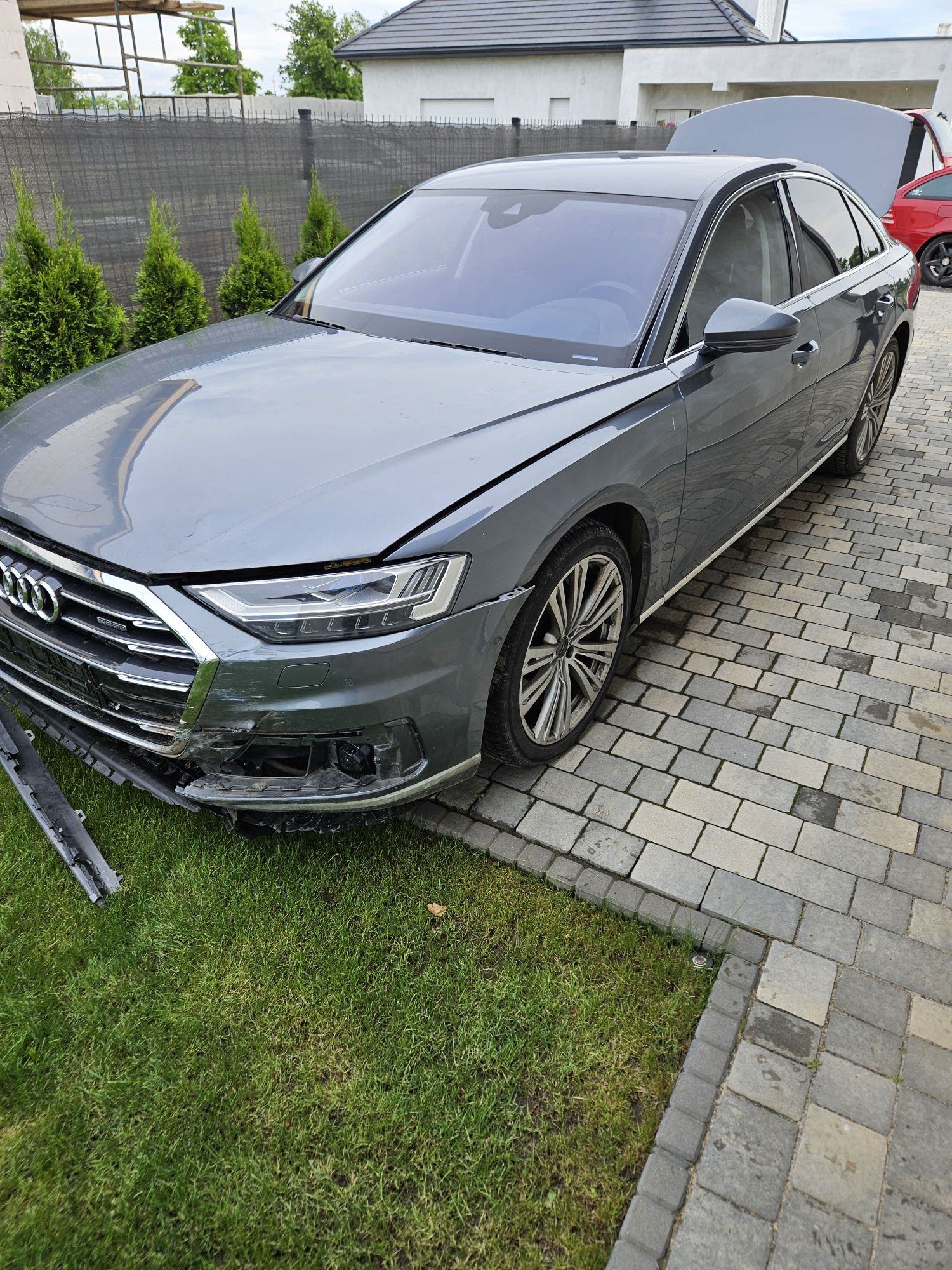 Audi A8 uszk9dzone jeżdżące