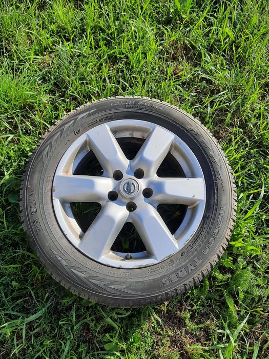 Sprzedam opony nokian 215/60R17 WR SUV4 na aluminiowych felgach Nissan
