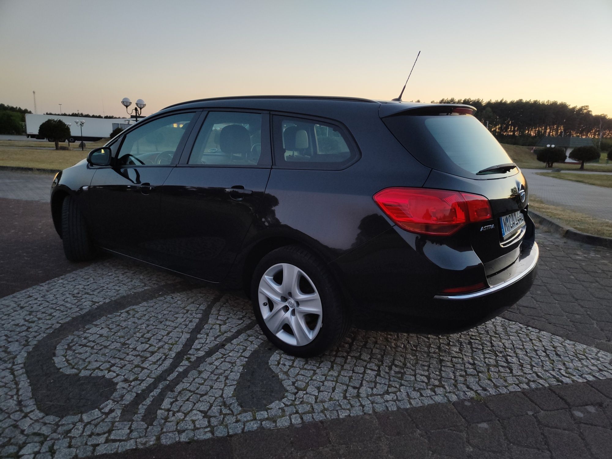 Opel Astra J LIFT 1.4T świeżo sprowadzona z Niemiec super cena
