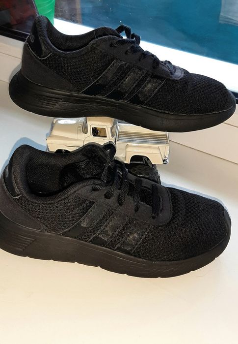 Кроссовки adidas оригинал  30.5 размера на 18.5 - 19 см